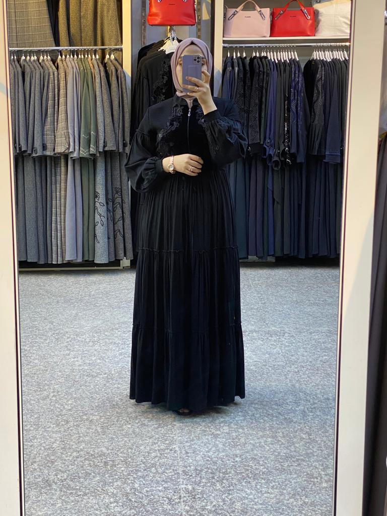 عباية اسود باسود مطعم مخمل ست البنات 527